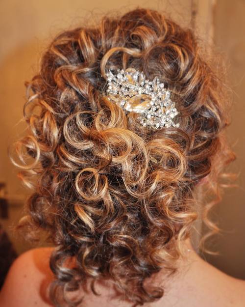 simple curly hairstyle