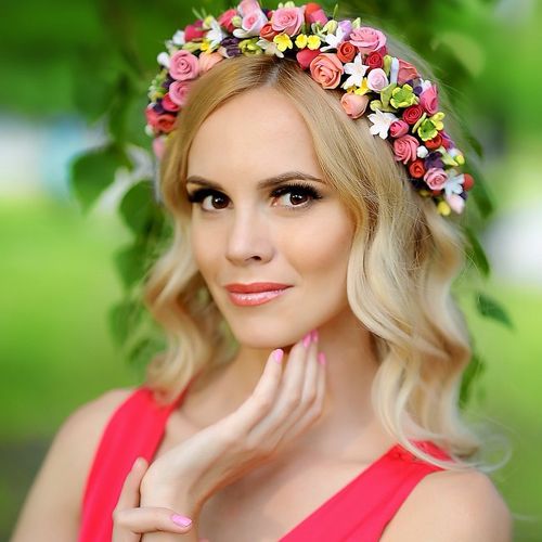 wavy blonde hairstyle with a floral headband