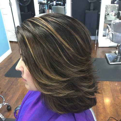 medium layered hairstyle with highlights