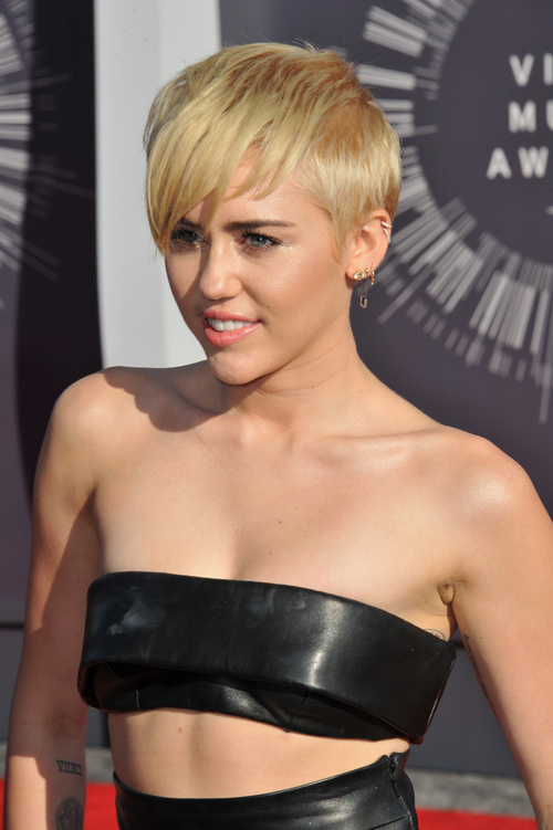 Miley Cyrus short blonde hairstyle