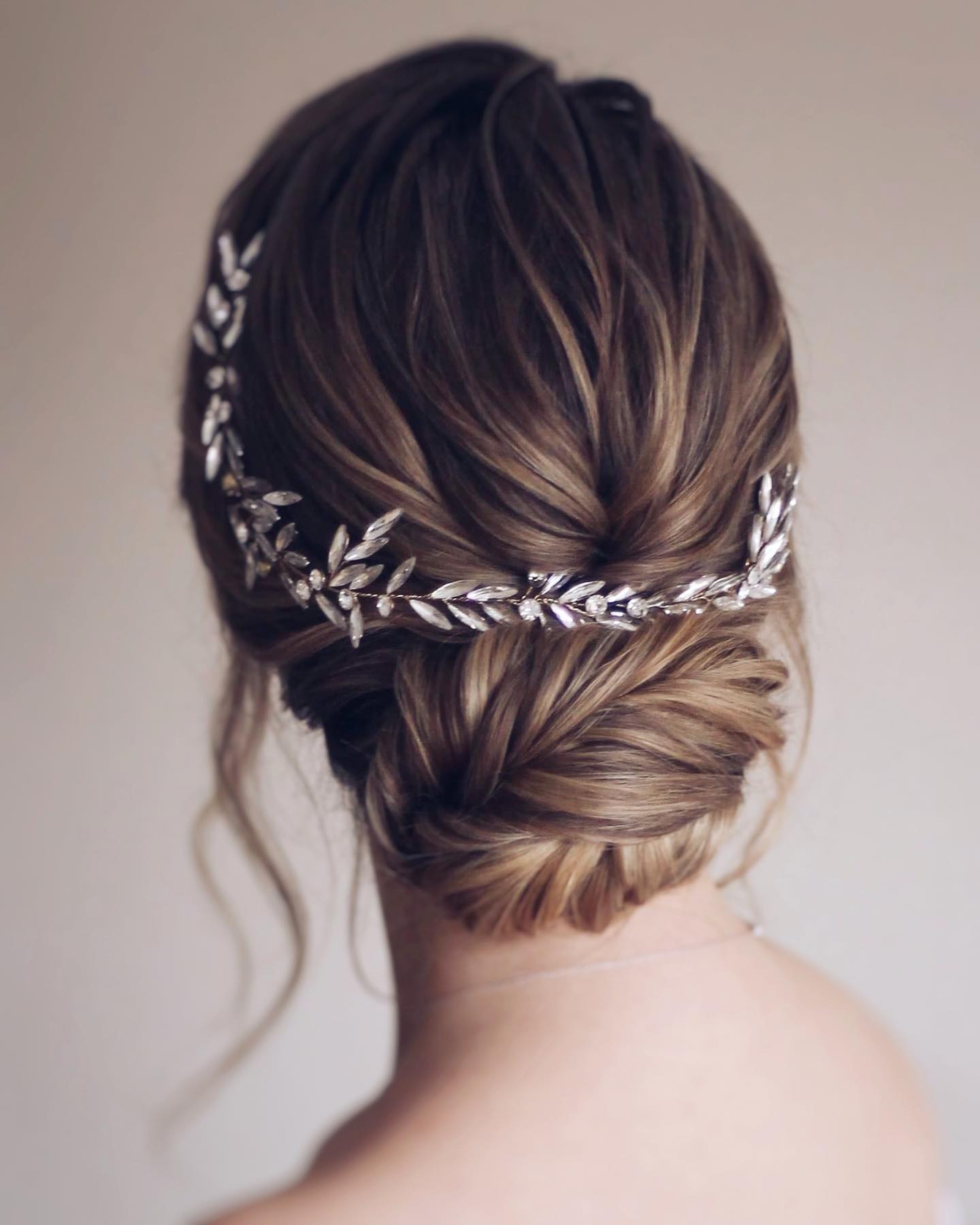 5 Types of Wedding Hair Accessories for a Showstopper Look