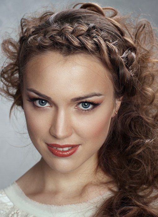 curly messy hairstyle with a dutch braid