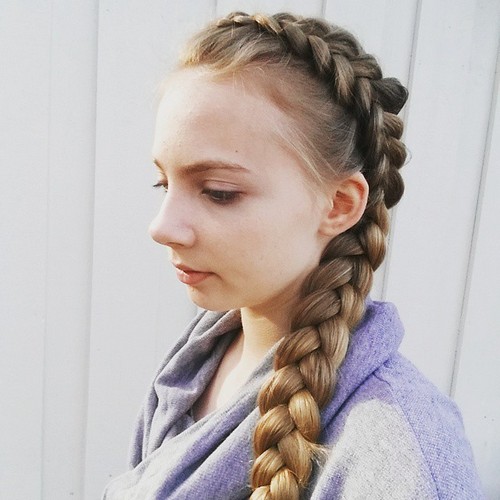 side braid hairstyle for long hair