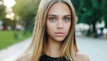 20 Ideal Blonde Hairstyles for Women With Green Eyes