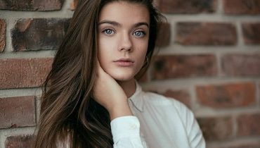 21 Hottest Brown Hair Ideas for Women With Blue Eyes