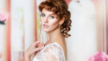 21 Curly Wedding Hairstyles That You'll Love Right Away