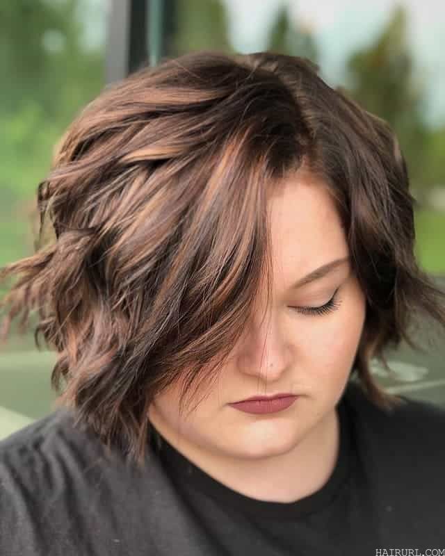short hairstyles with warm brown highlights