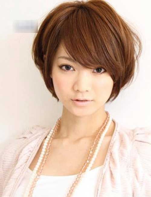 Beautiful short hairstyle for round faced girl