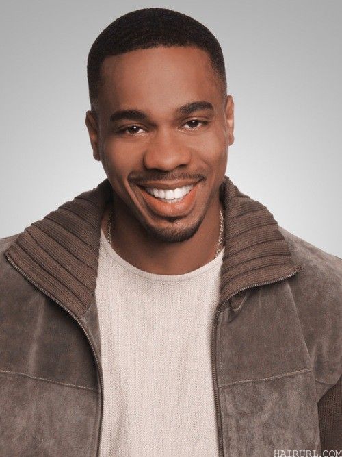 GALLERY-- Duane Martin stars as entertainment reporter Robert James on ALL OF US on UPN. Photo: Cliff Lipson/CBS ©2003 CBS Broadcasting Inc. All Rights Reserved