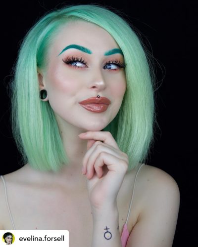 Beautiful mint green hair color.