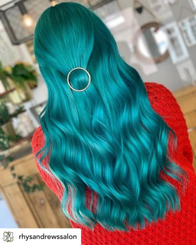 Beautiful turquoise/teal hair color.